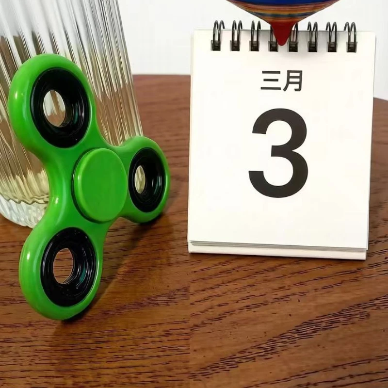 Hand Spinner EDC Fidget Toys Plastic Stand Metal Three-leaf Finger Pressure Relief Gyro Desk Stress Relief Toy for Kids Adults