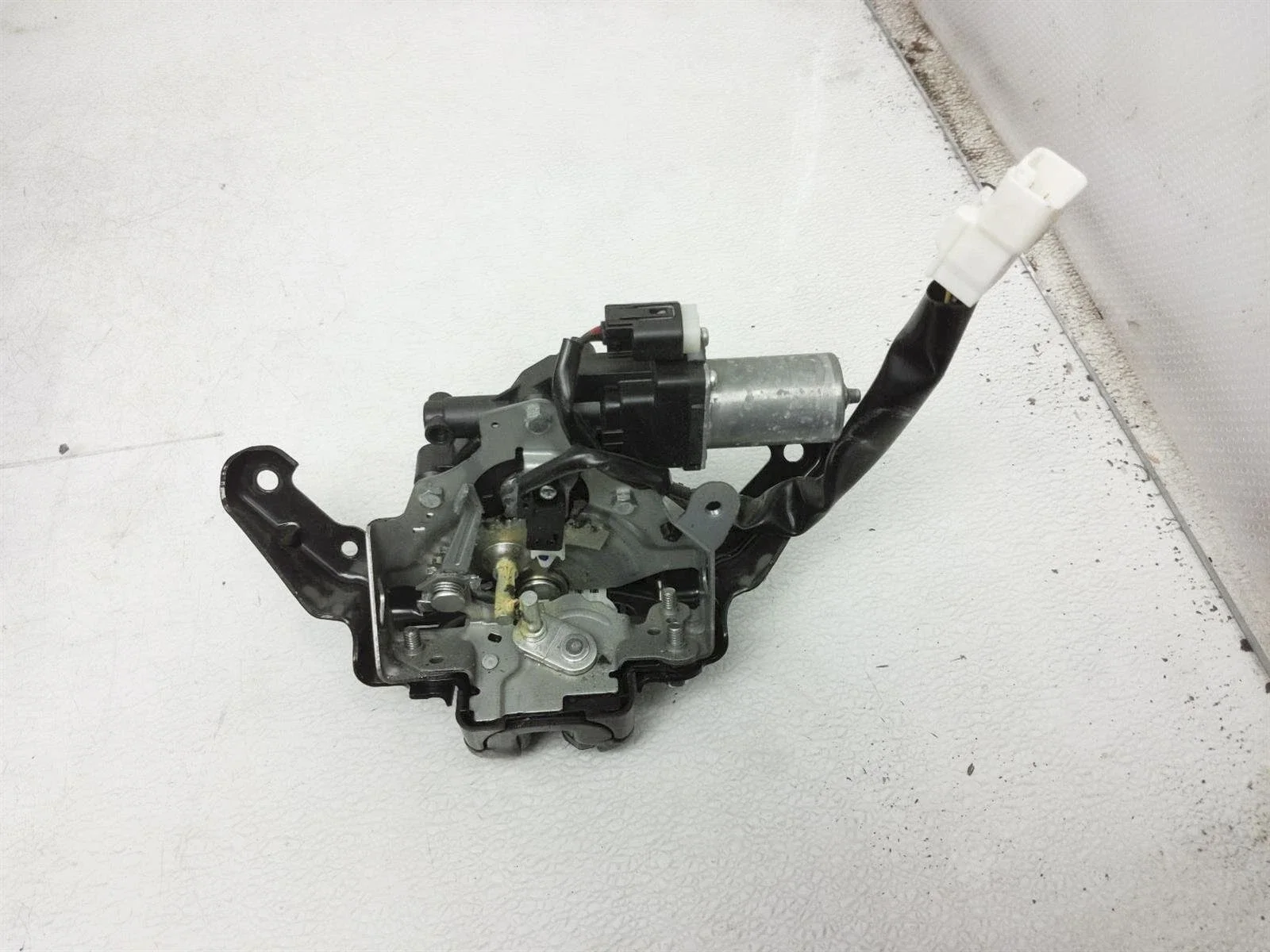 

2016, 2017, and 2018 Lexus Rx350 tailgate actuator 69350-0E110
