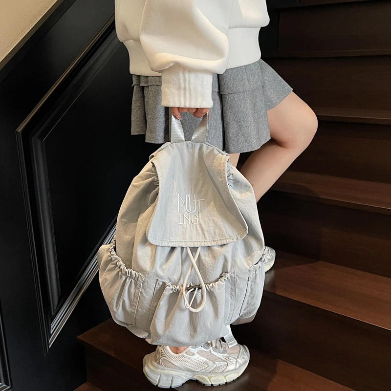 حقائب ظهر عصرية جديدة غير رسمية لعام 2025 ذات جودة عالية وحقائب ظهر محمولة ذات سعة كبيرة وبسيطة ومتعددة الاستخدامات على الطراز الكلاسيكي للنساء