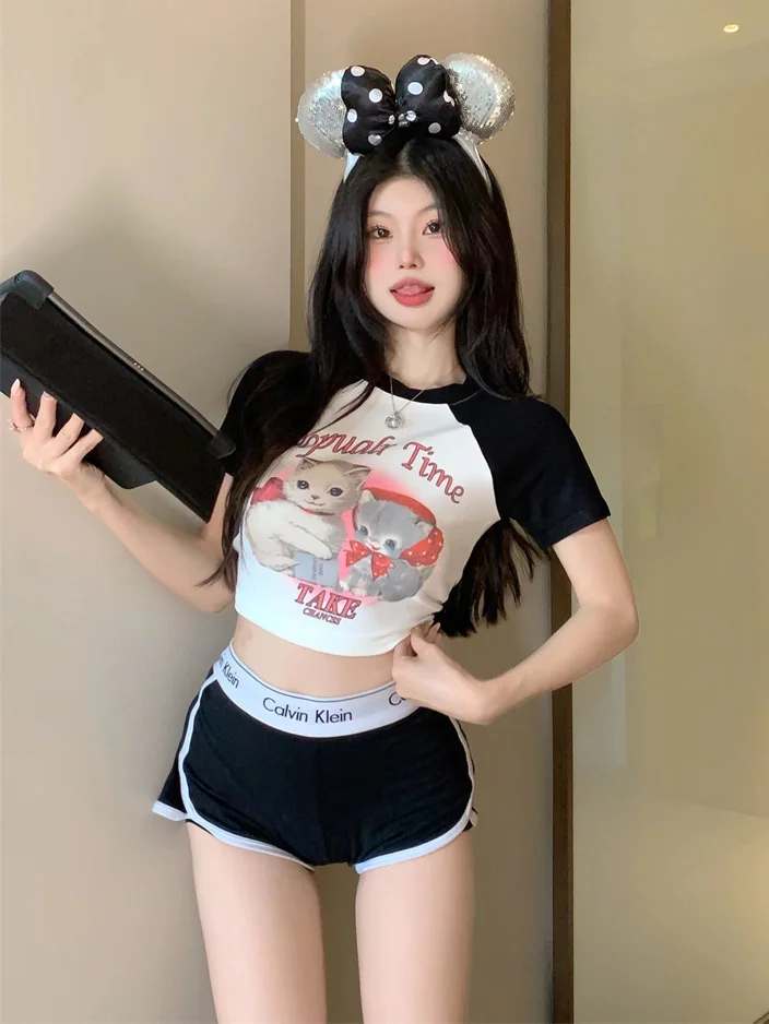 Damskie koszulki z krótkim rękawem, neutralne, bawełniane, wygodne, codzienne, oversize, luźny krój, styl high street, lekkie, nowoczesne, stylowe.