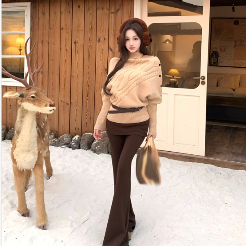 

Комплект: свитер с высоким воротником на флисовой подкладке и брюки с широкими штанинами. Женский модный повседневный комплект. Зимняя коллекция. Образ в стиле Lazy Chic.