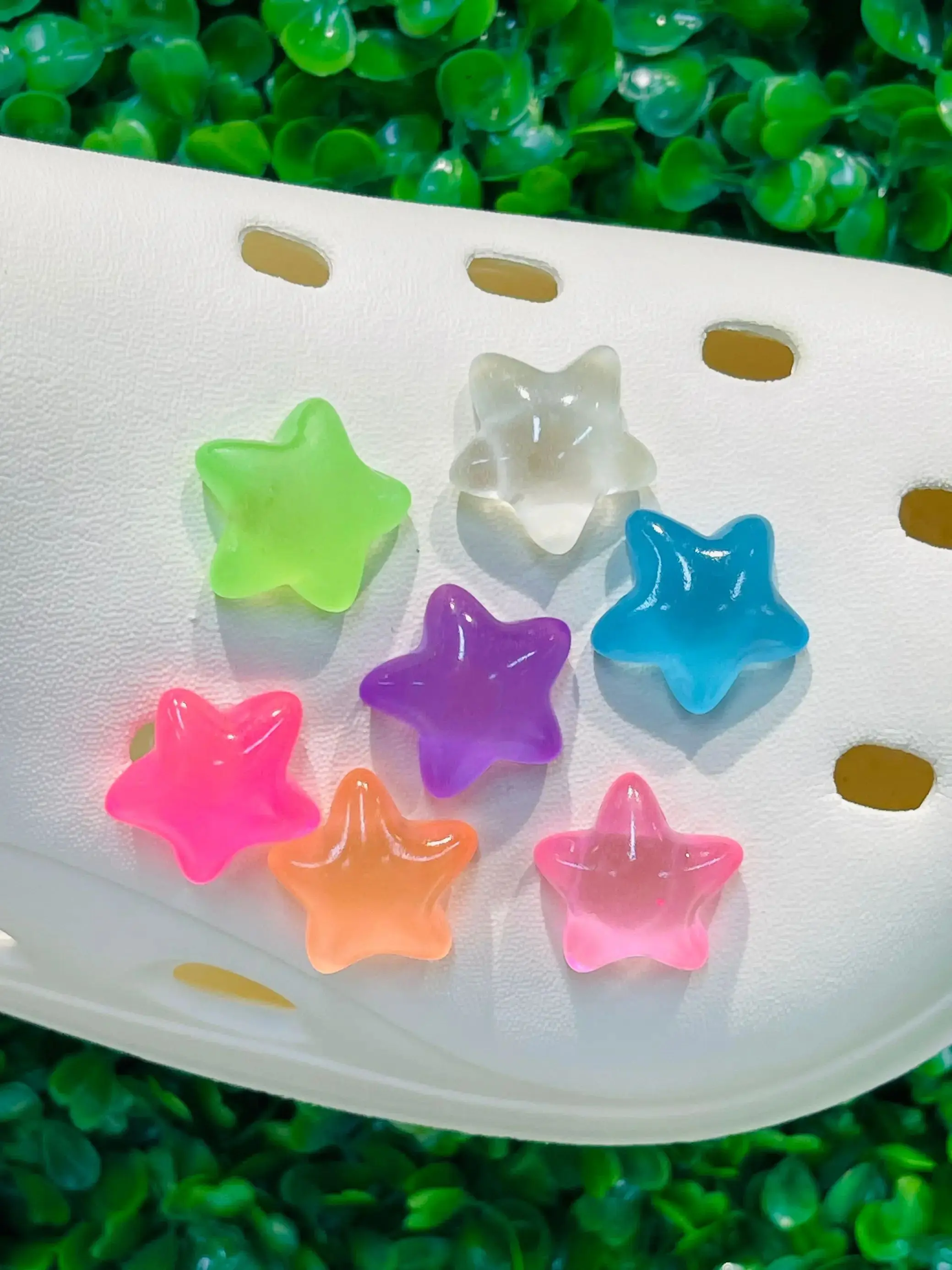 Accessoires de chaussures étoiles colorées, breloques à boucle qui brillent dans la nuit, décorations de Bracelets en résine pour garçons et filles, 1 à 7 pièces