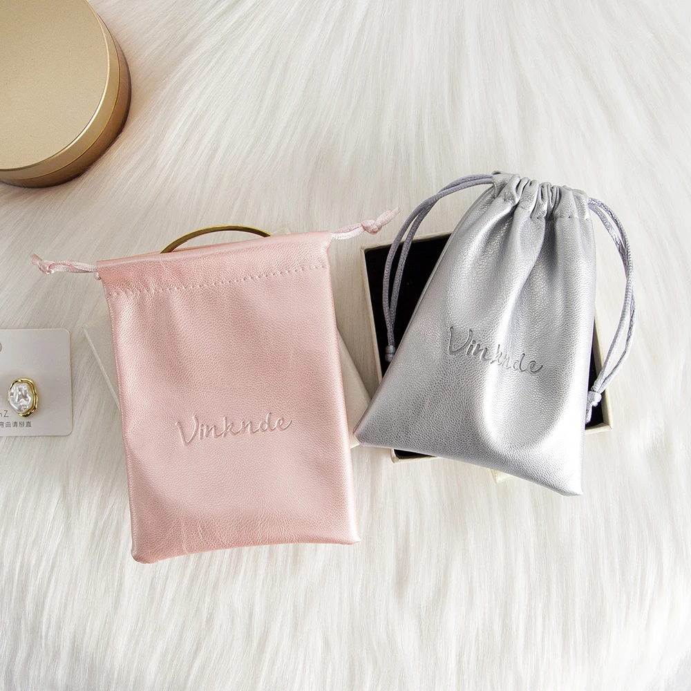 50 قطعة أكياس الرباط الجلدية بو هدايا الزفاف هدية أكياس تغليف الحلوى شعار مخصص مجوهرات العطور أحمر الشفاه المنظم أكياس