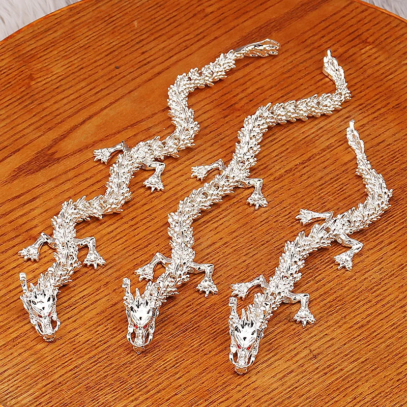 Giocattolo drago d'argento articolato 3D Decorazione da scrivania drago a cinque artigli posizionabile con giunti in lega per l'home office Giocattoli divertenti per bambini 1 pz