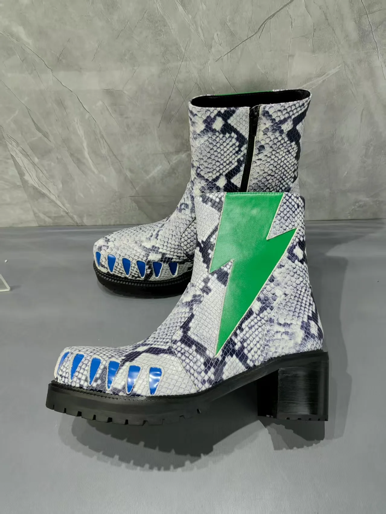 Men Shoes Rebel - รองเท้าบูทข้อเท้าลายหนังงูสไตล์ร็อค สีเขียวลายสายฟ้า หุ้มข้อสูง ส้นหนา สุดโดดเด่นสำหรับแฟชั่นนักสร้างสรรค์