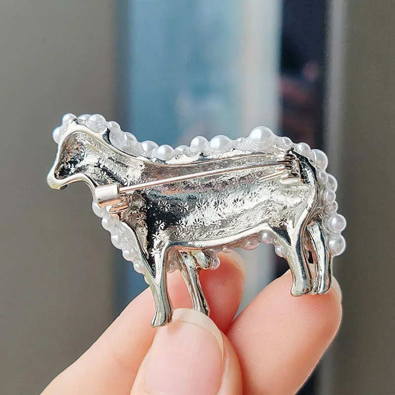 Fashionable and minimalist little Mianyang pearl brooch, cute animal temperament brooch accessor