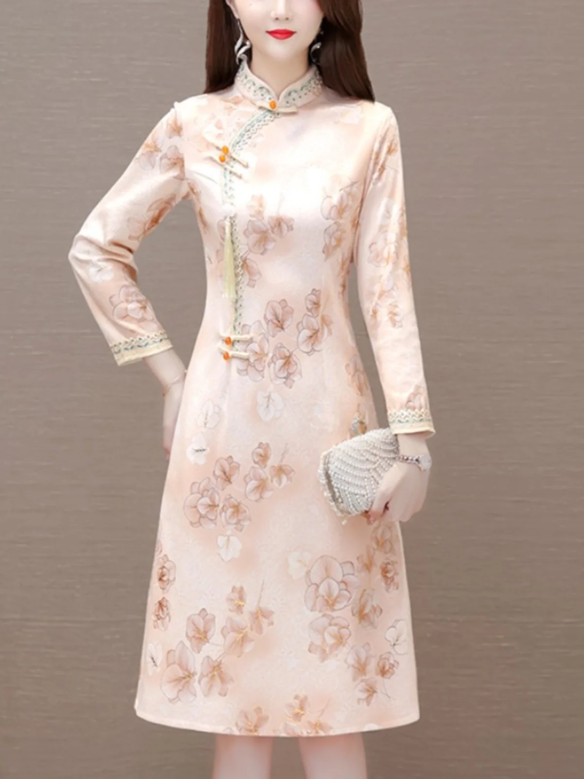 

Платье-ципао с длинным рукавом, цветочным принтом, в винтажном стиле, средней длины, для повседневной носки, для женщин от 35 лет и старше, онлайн-продажа.