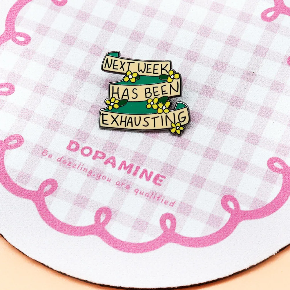 شارة مرهقة الأسبوع المقبل ، دبوس مينا منهك ، عطلة نهاية الأسبوع رائعة