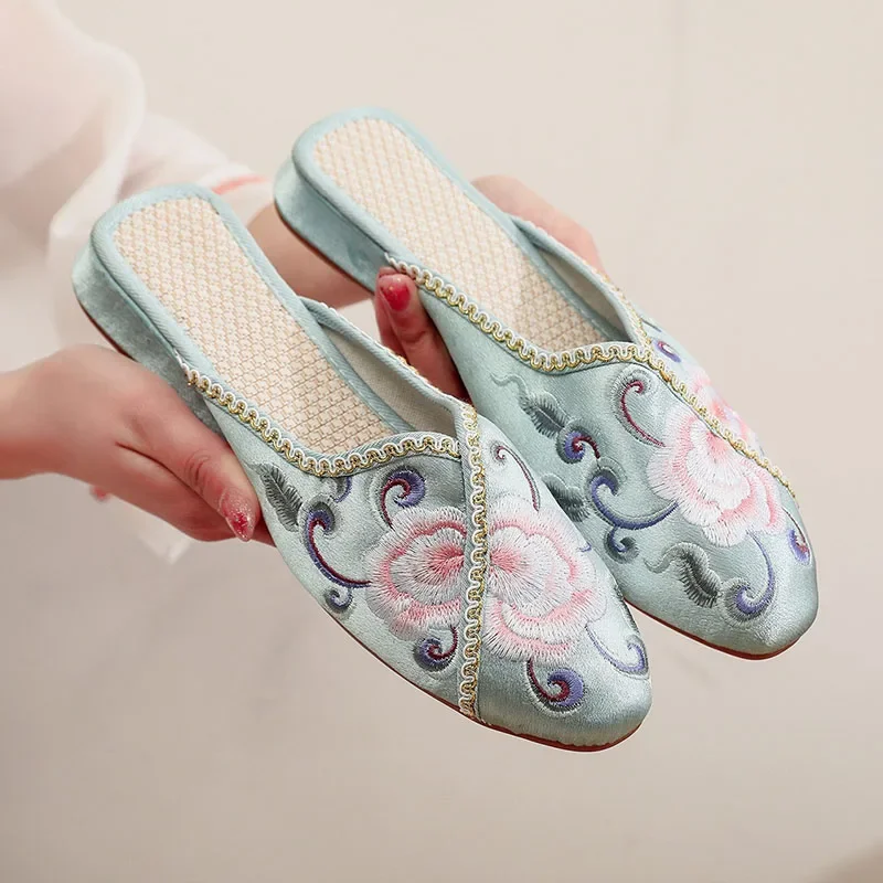 2023 Women\'s Slippers Wedge Heel Slides Women Design Flower Embroidery Upper Low Heeled Mules Chinese Style Embroidered Shoes