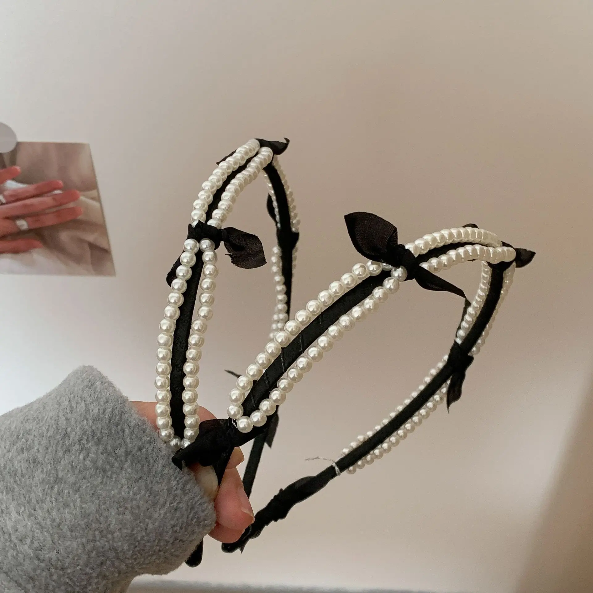 

Premium Black Velvet Headband Retro Palace Pearl Bow Tweed Chic Hair Band for Women Daily Wear