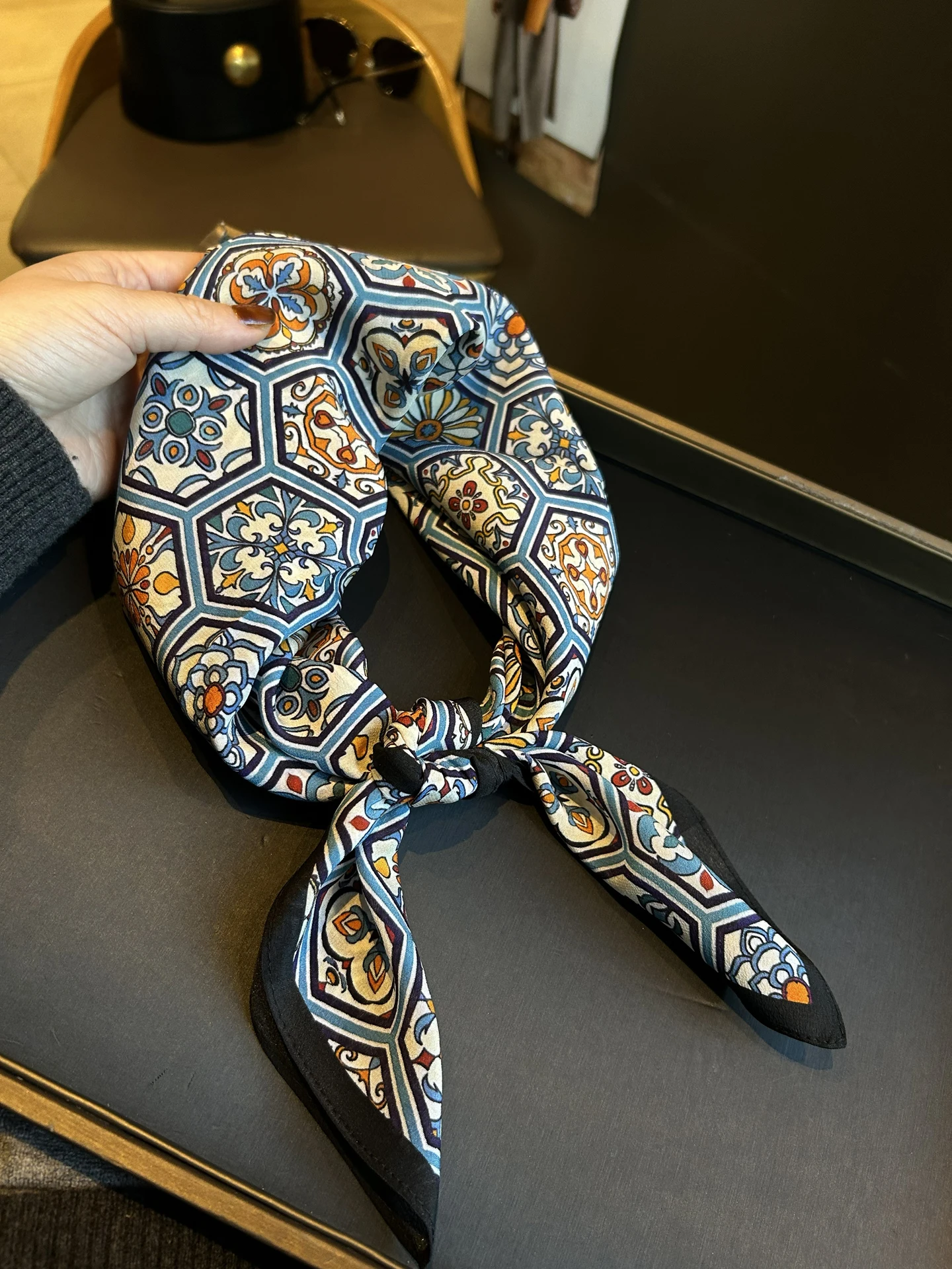 シルクスカーフ-幾何学模様の流れるようなリボン-00-桑絹スカーフ-春の新作-韓国版-辰年