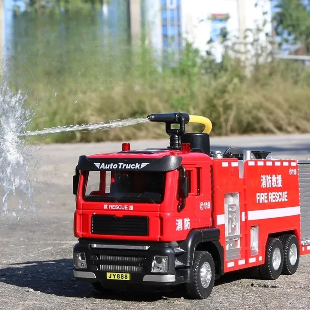 Modelo de coche de bomberos a escala 1:50, juguete de Metal fundido a presión, luz de pulverización de agua, sonido, modelos de vehículos de ingeniería, regalos para niños