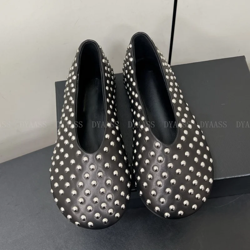 

Новые модные женские балетки, элегантные лоферы без шнуровки с круглым носком, металлический декор, заклепки в горошек, удобные стильные повседневные модельные туфли