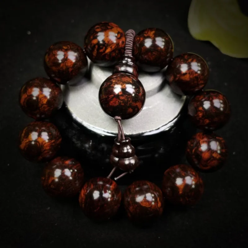 

Laoishuanghuali wood bracelet with spider pattern mountain and water design is comparable to the Hainan Huanghuali Buddhist