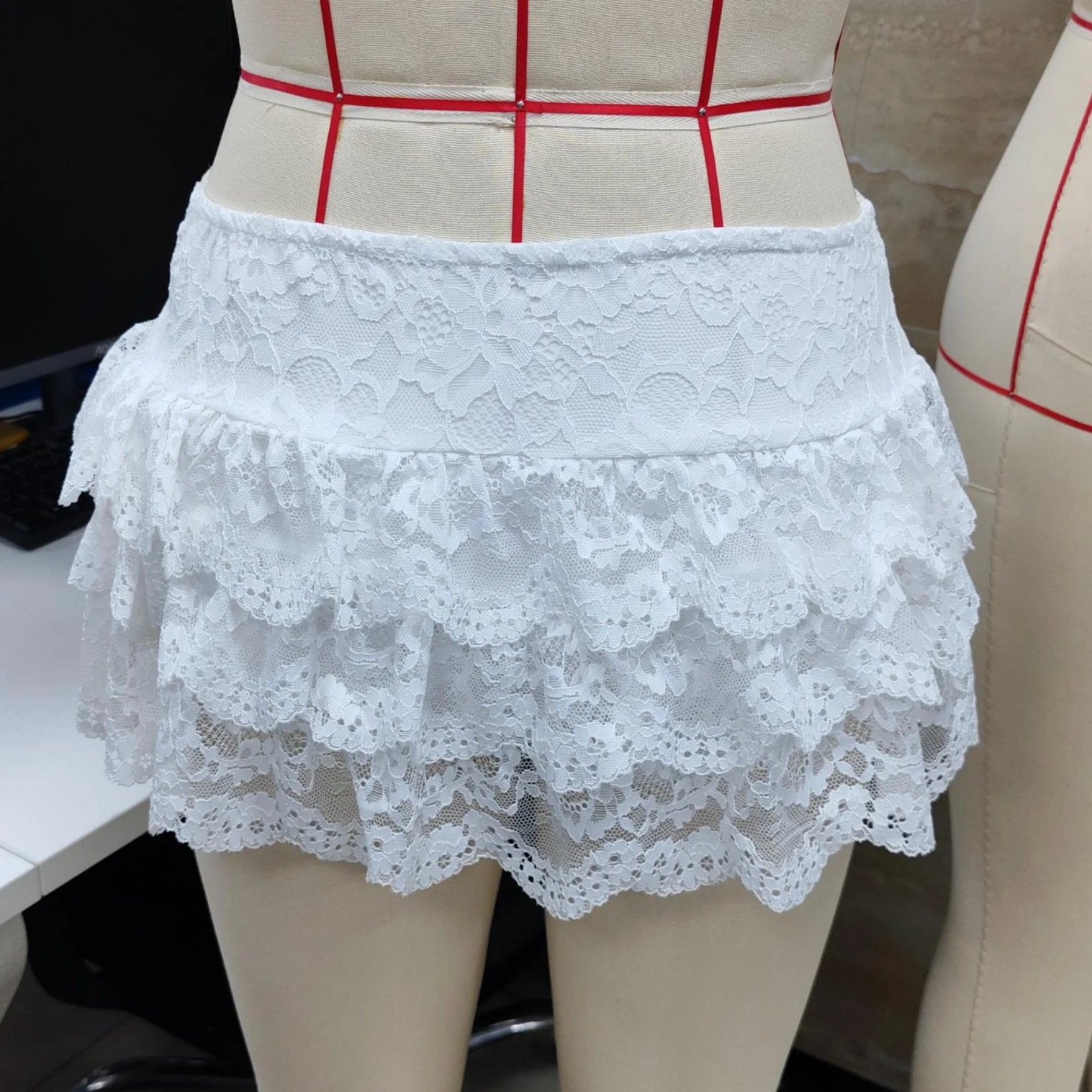 2025 femmes été couleur unie Mini jupes décontracté élégant taille basse couches à volants dentelle jupe à plusieurs niveaux pour plage vacances Club