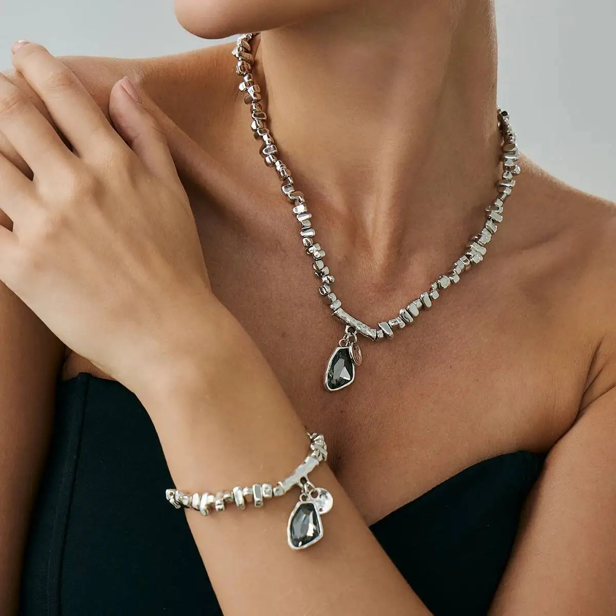 SHIXIN أنيقة الاكريليك حجر الراين قلادة قلادة سوار مجموعة مجوهرات للنساء الحد الأدنى غير النظامية CCB سلسلة من الخرز المختنق