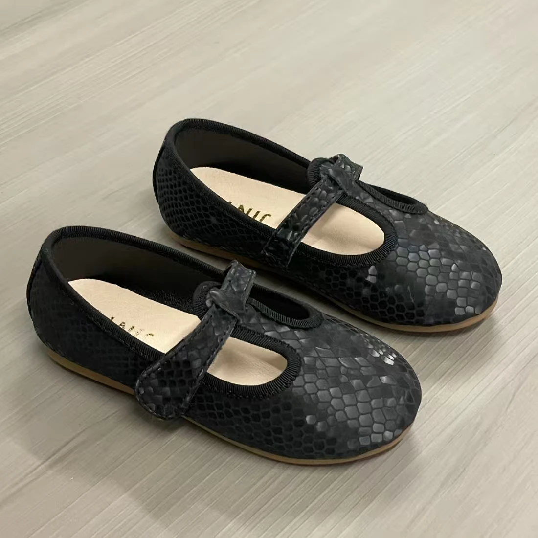 

Jinyu Fashion Ice Silk Snake Pattern PU Outdoor Activity Princess Shoes Children's Shoes Glitter Leather Durable Girl Shoes