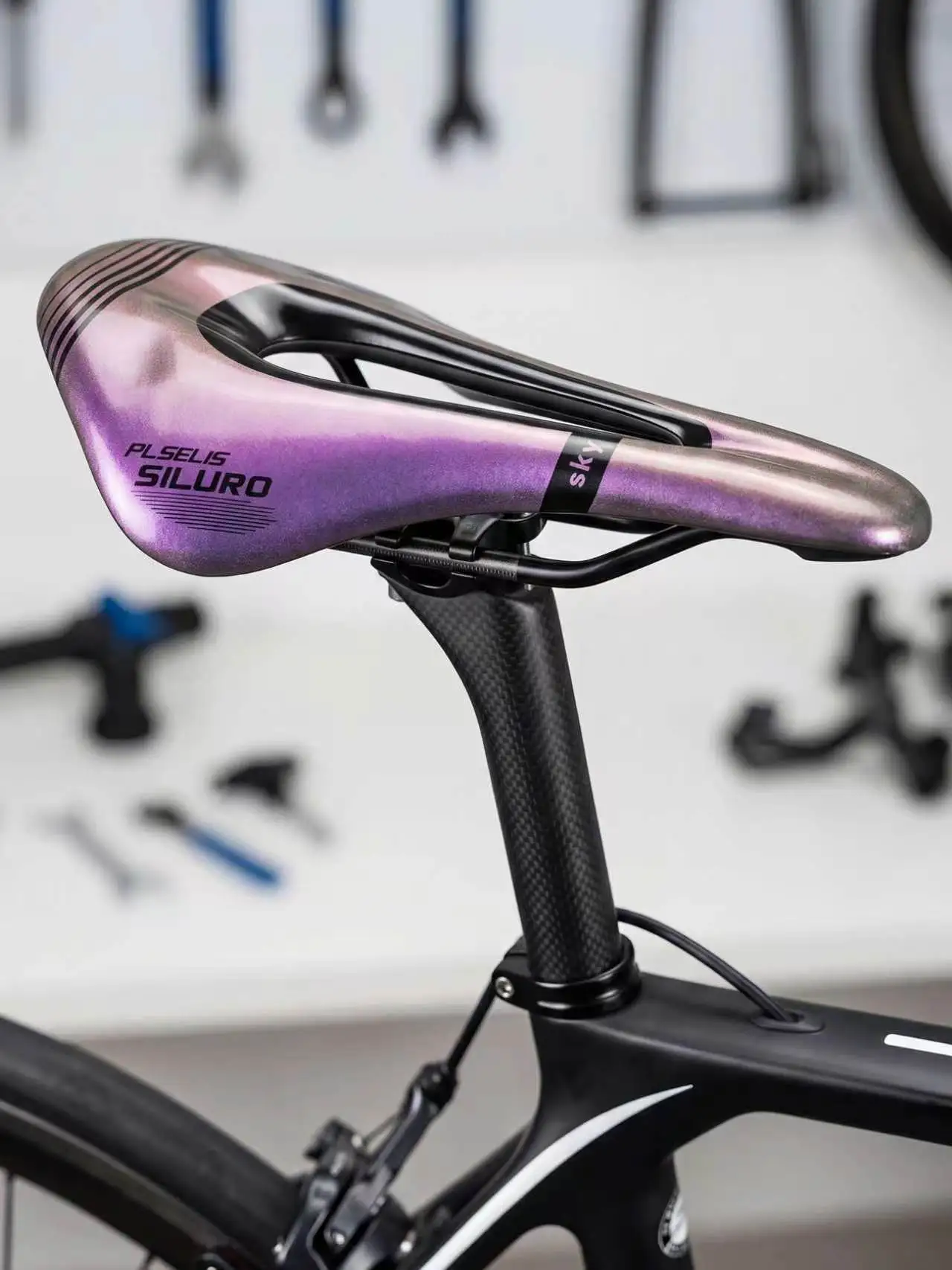 

Plselis Carbon Fiber Road Bike Seat Lightweight Hollow Breathable Design 130g Road Bike Saddle Riding AccessoriesPS--2046