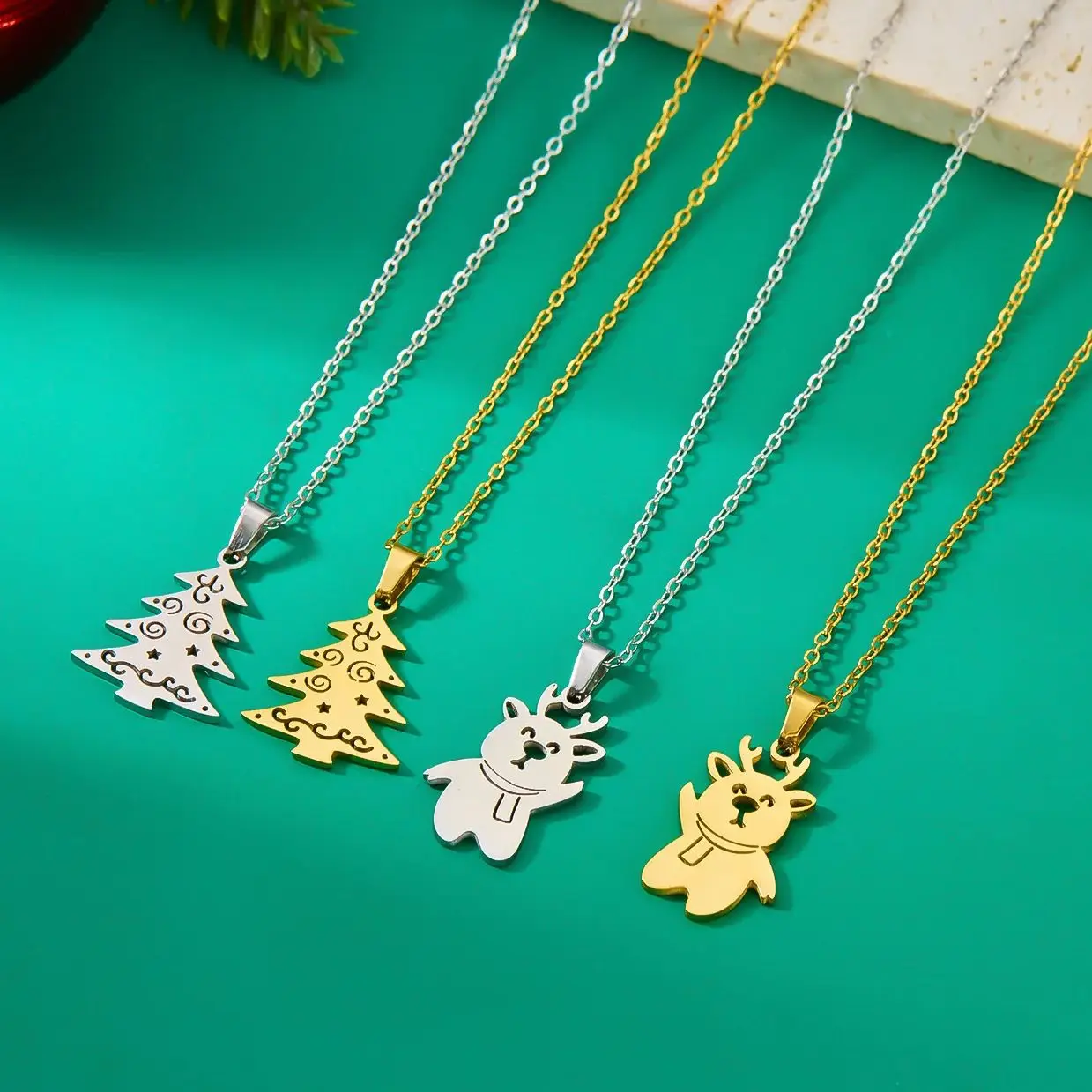 Minimalistische Weihnachts-Anhänger-Halskette aus Edelstahl für Frauen, Schneeflocke, Weihnachtsmann, Elch-Halskette, Freundschaft, Hochzeit, Party-Schmuck – Detail 2