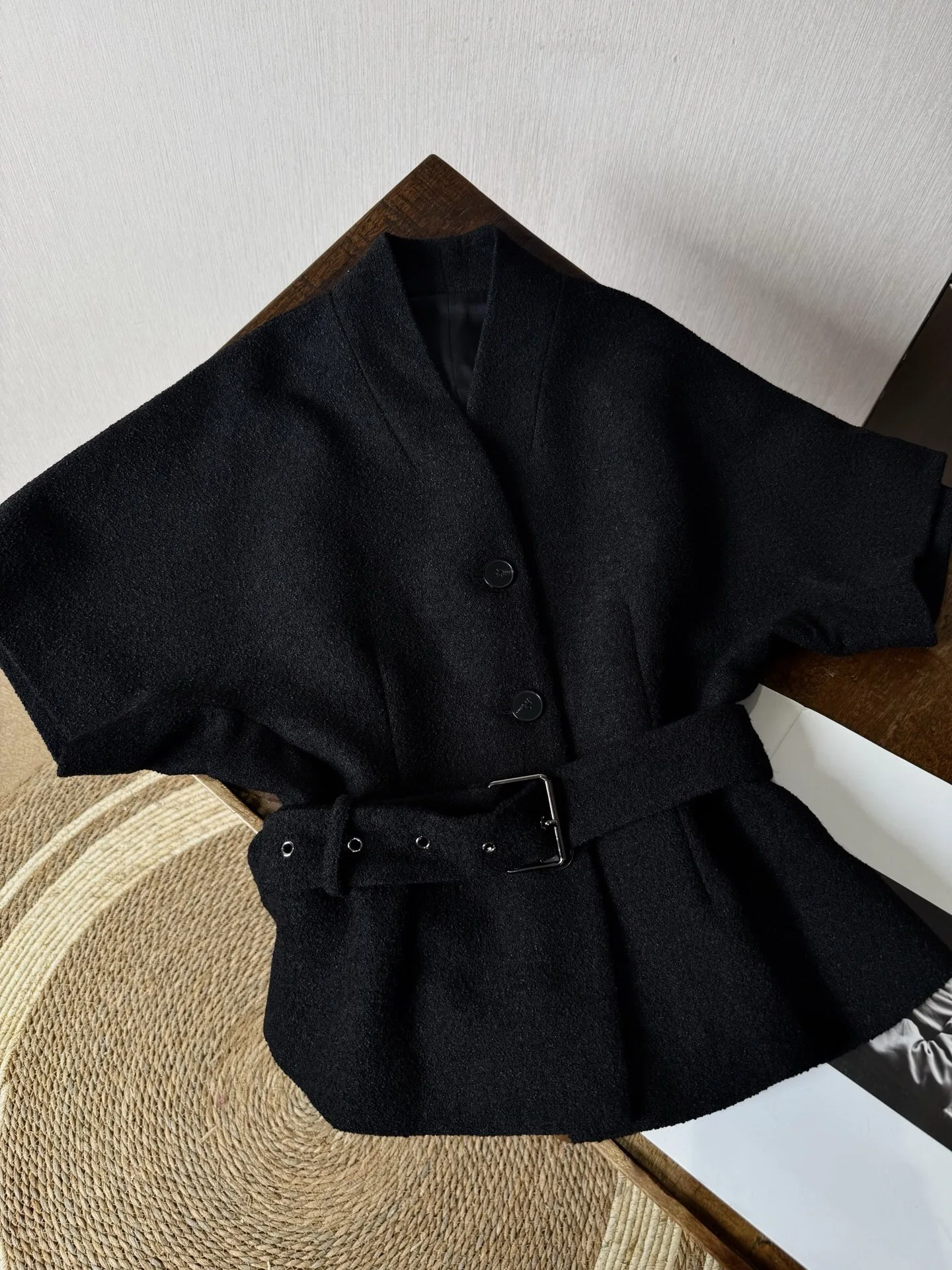 Luxury Wool Blend Short Sleeve Jacket Women Belted Chic V-Neck Elegant Runway Peplum Coat Autumn Designer Black Red Outerwear