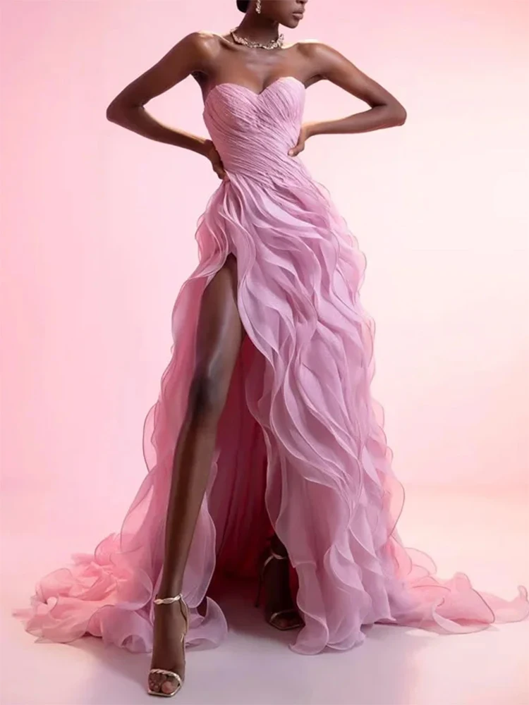 Eleganckie różowe sukienki wieczorowe bez ramiączek z falbanami i rozcięciami z boku Suknie na studniówkę Dostosowane szaty wieczorowe