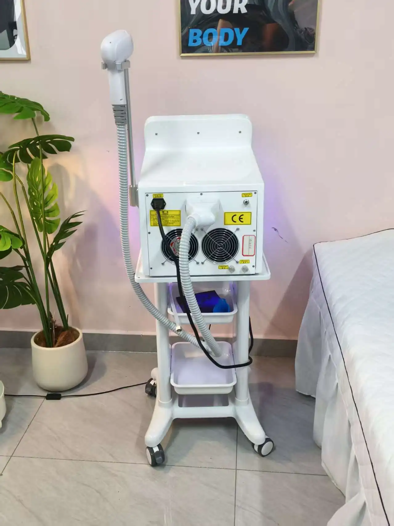 Macchina professionale per la depilazione del laser a diodi 808 indolore al titanio del ghiaccio Dispositivo per la depilazione del laser per la depilazione del platino del ghiaccio