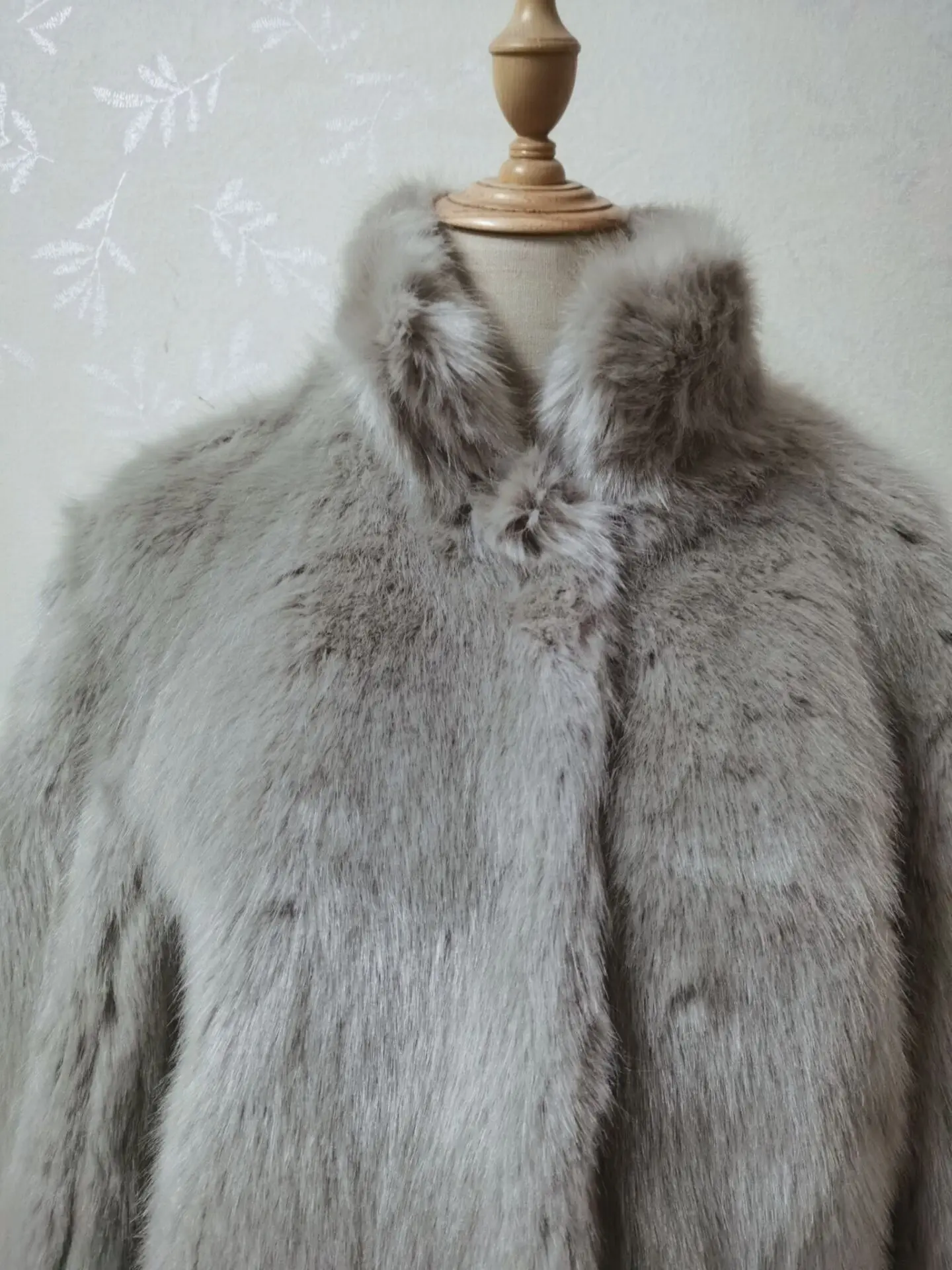 High Quality Winter Gray Lapel Stand Collar Hairy Shaggy Faux Fur Coat Women Full Sleeve Furry Warm Jacket Short Outercoat