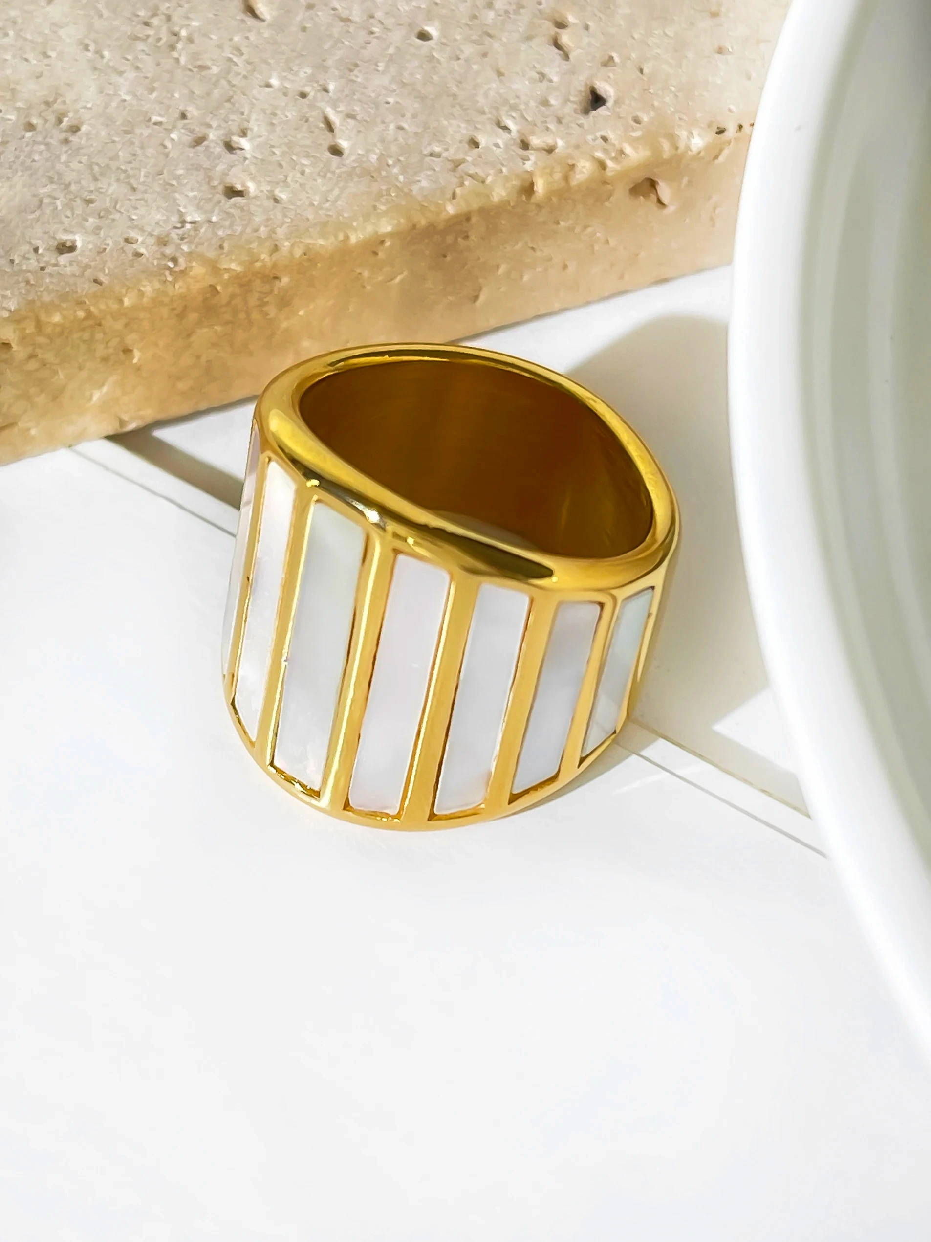 Peri'sbox مقاومة للماء الفولاذ المقاوم للصدأ مطلية بالذهب مكتنزة الطبيعية أم اللؤلؤ حلقة واسعة النطاق للنساء ، بيان مجوهرات