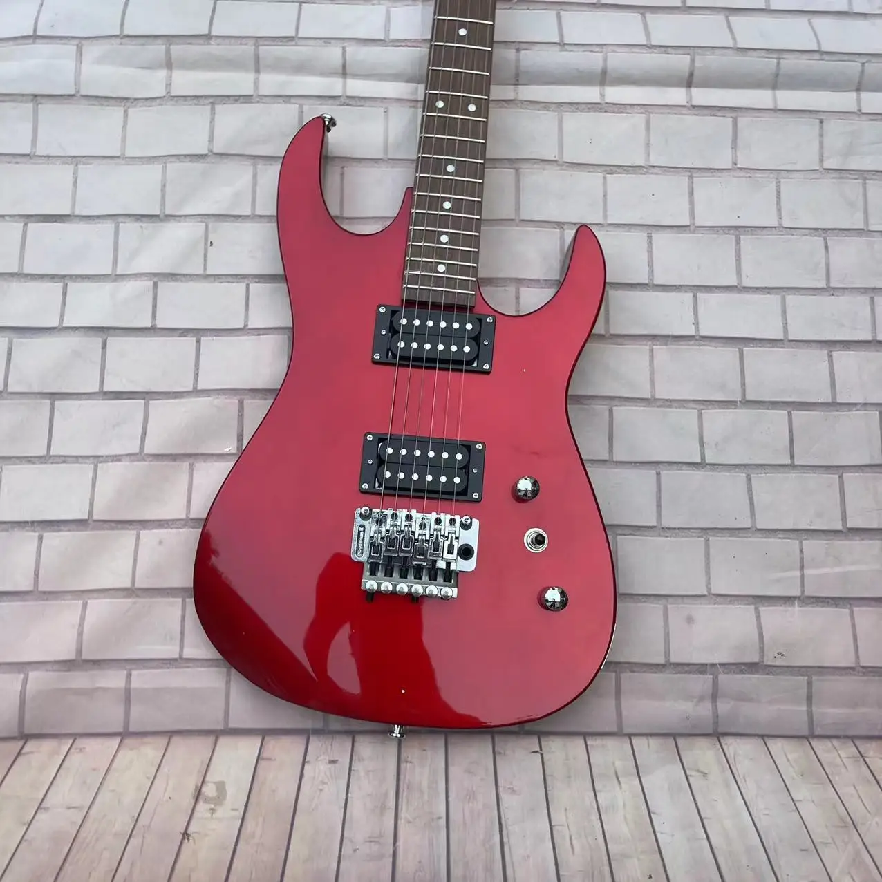 Guitar 6-string B-C electric guitar, metal red body, maple neck, factory real pictures, in stock, can be shipped upon order, fre