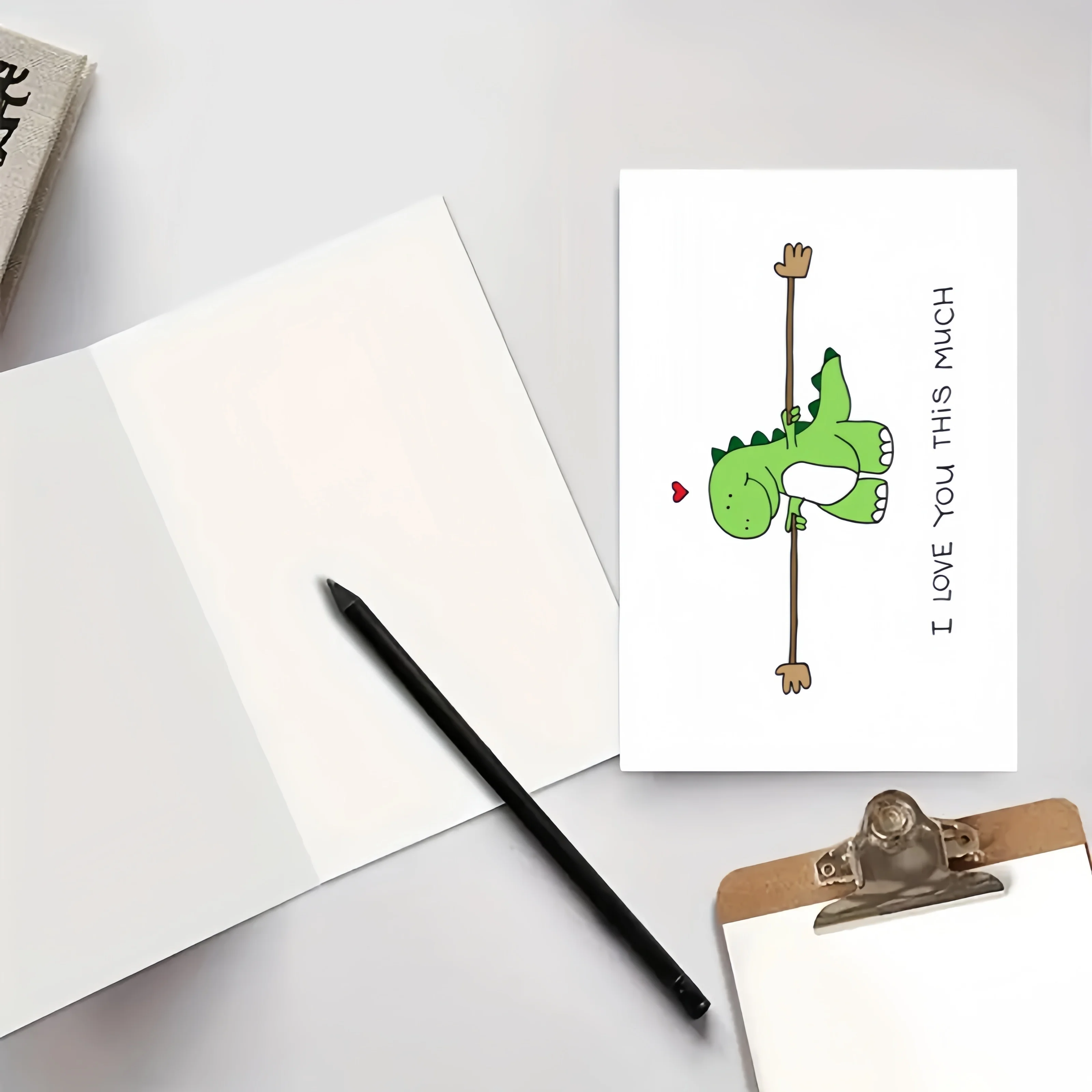 بطاقة تهنئة تحت عنوان الديناصور مع حرف حب مغلف "أنا أحبك كثيرًا"، مناسبة للمناسبات الخاصة مثل أعياد الميلاد