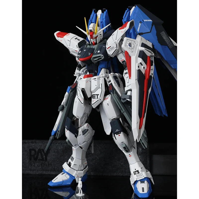 

Комплект модели ET X10A — белый, синий, красный, с желтой роговой головкой, большой винтовкой и синими пластинами крыльев — подробный научно-фантастический дизайн ﻿ ﻿