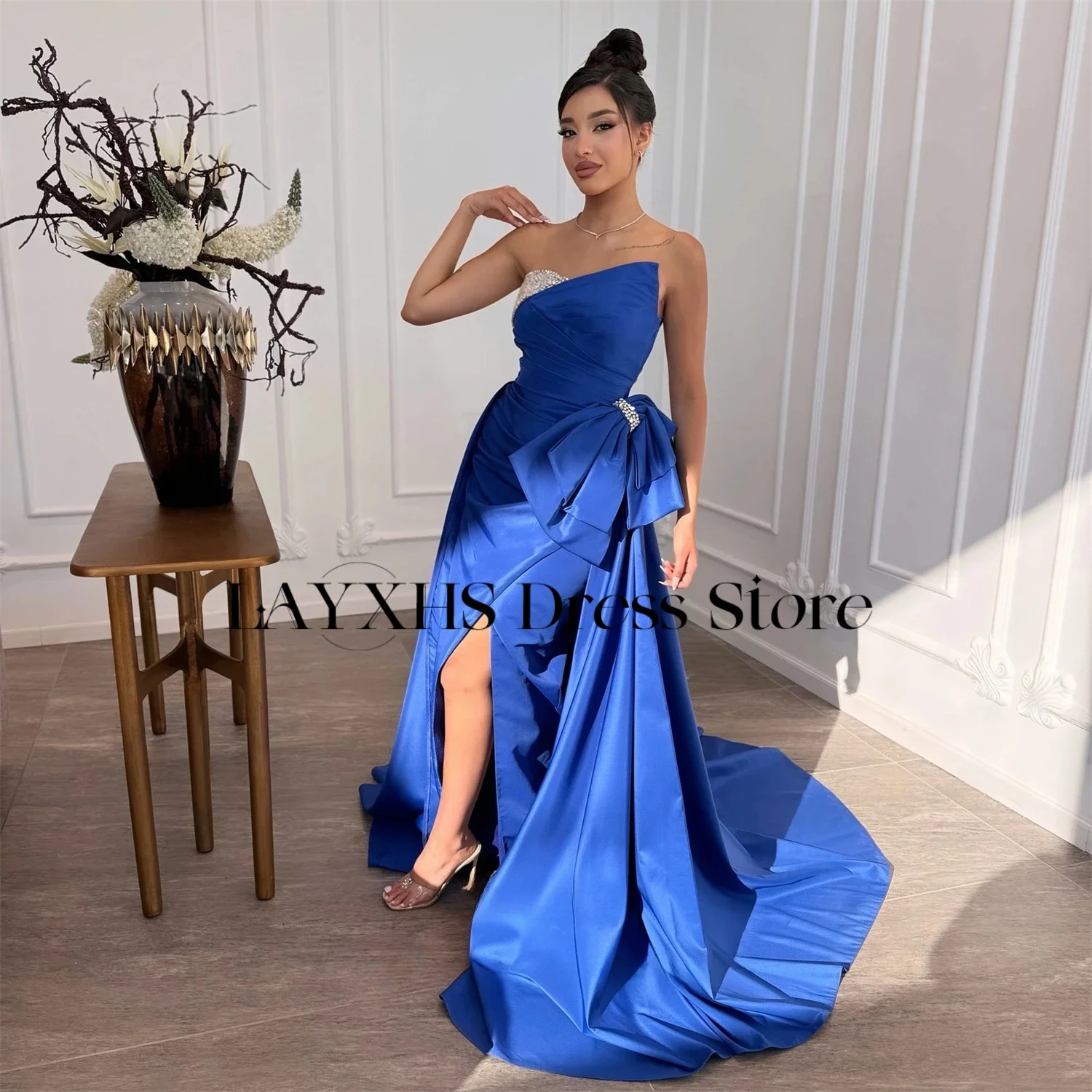 LAYXHS หรูหราชุดราตรีสีฟ้าลูกปัดโบว์ด้านข้างผ่าคอร์ทเทรนพลีทชุดราตรีที่กำหนดเอง فساتين سهرات