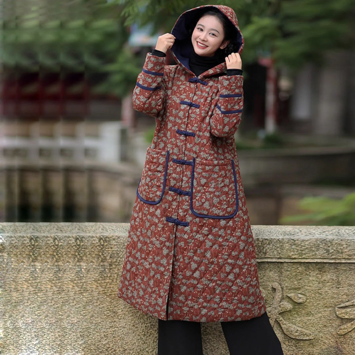 

Зимняя женская саржевая хлопковая теплая стеганая длинная куртка с капюшоном и пуговицами в виде лягушки, винтажная длинная верхняя одежда с цветочным принтом и карманами