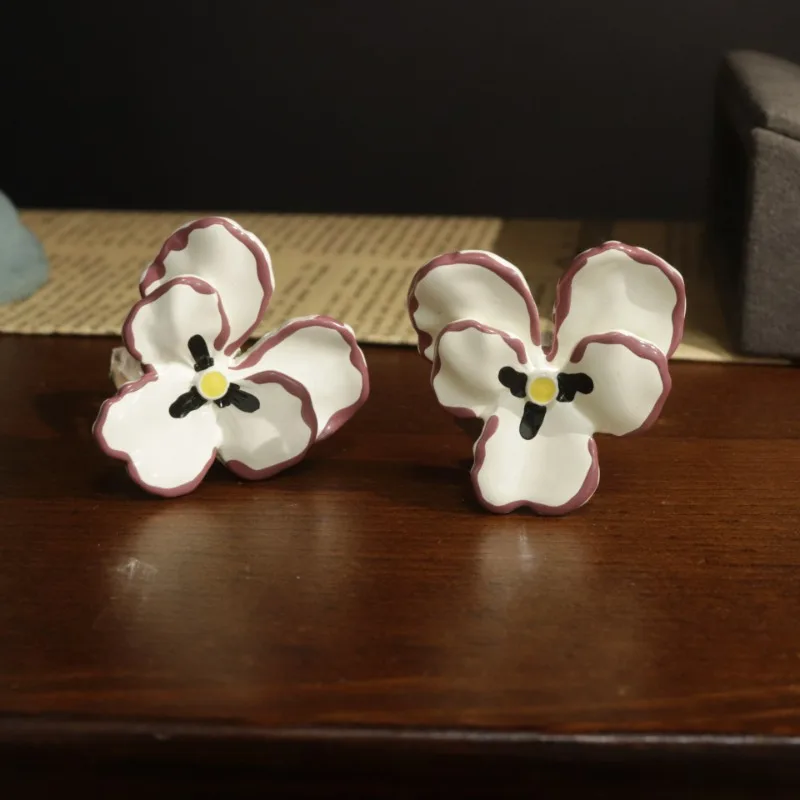 

French Style Retro Three-dimensional Dripping Glaze White Viola Tricolor Flower Ear Clips Exquisite Gentle Earrings for Women