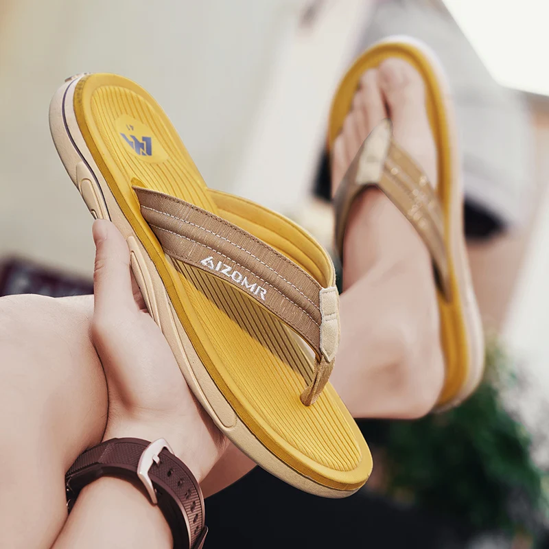 Touching flip flops for men in summer wear non-slip soft-soled beach shoes trendy casual sandals men's foot-clip flops