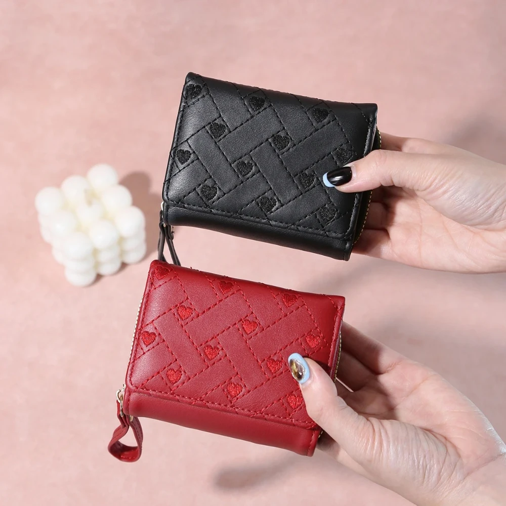 

Простой, легкий, многофункциональный, новый стиль, женский короткий кошелек с вышивкой в виде сердца, из искусственной кожи, складной в три сложения, с множеством отделений для карт.