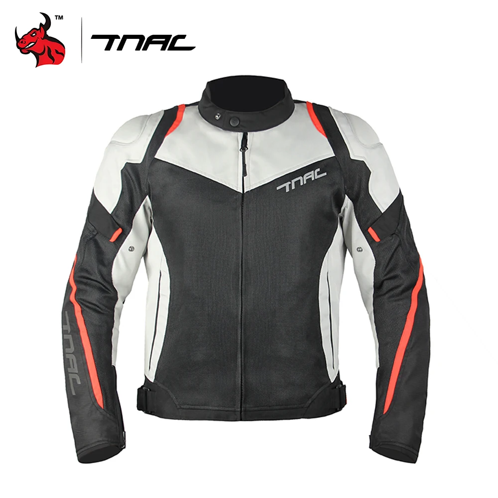 

Мотоциклетная куртка из износостойких материалов с усиленной строчкой обеспечивает надежную защиту на дороге.