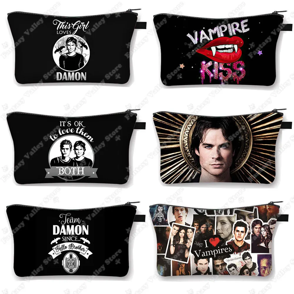 The Vampire Diaries Caso Cosmético para Mulheres, DAMON Mulheres Maquiagem Bag, TVD Batom Sacos De Armazenamento, Harajuku Zipper Pouch, Bonito Sacos De Higiene Pessoal