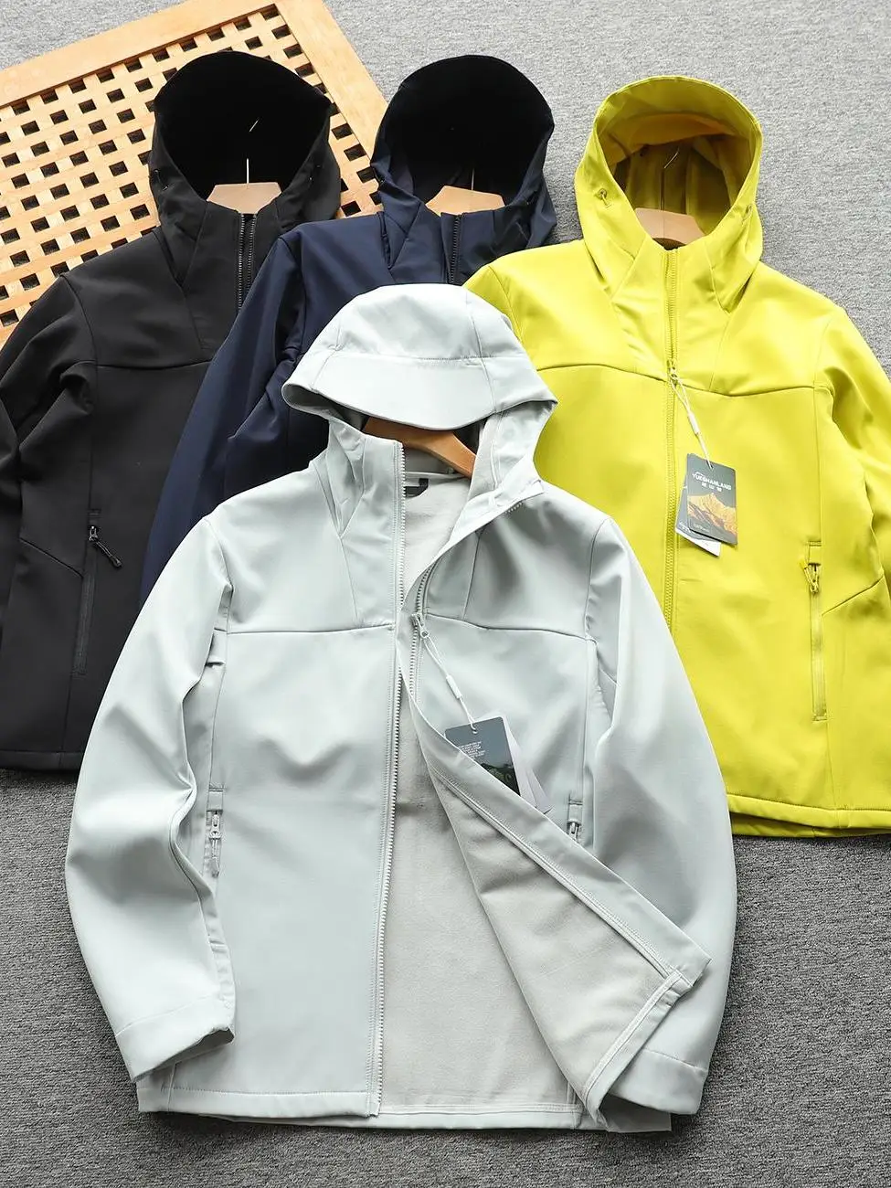 Outdoor Men's Fleece Lined Composite Soft  Jacket Couple Style Windproof Water Resistant  Casual Fit Zipper Closure