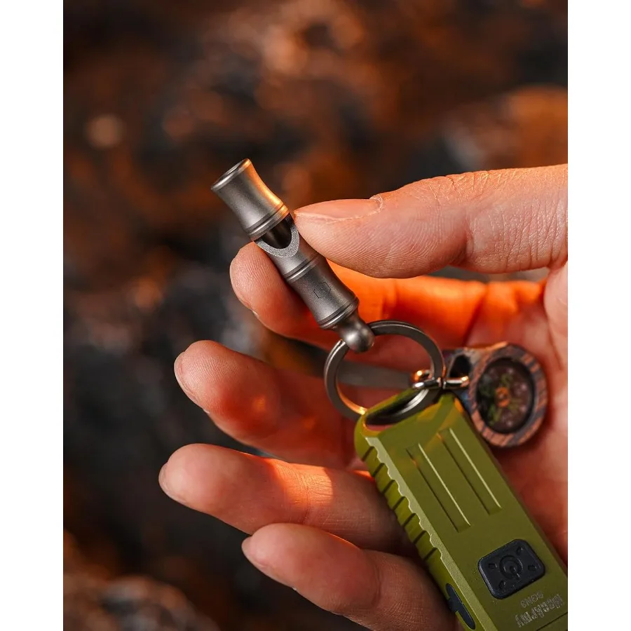 チタン製緊急ホイッスル メタルランヤード付き 120dB+ ワンピース アウトドアサバイバルホイッスル 超軽量 防錆