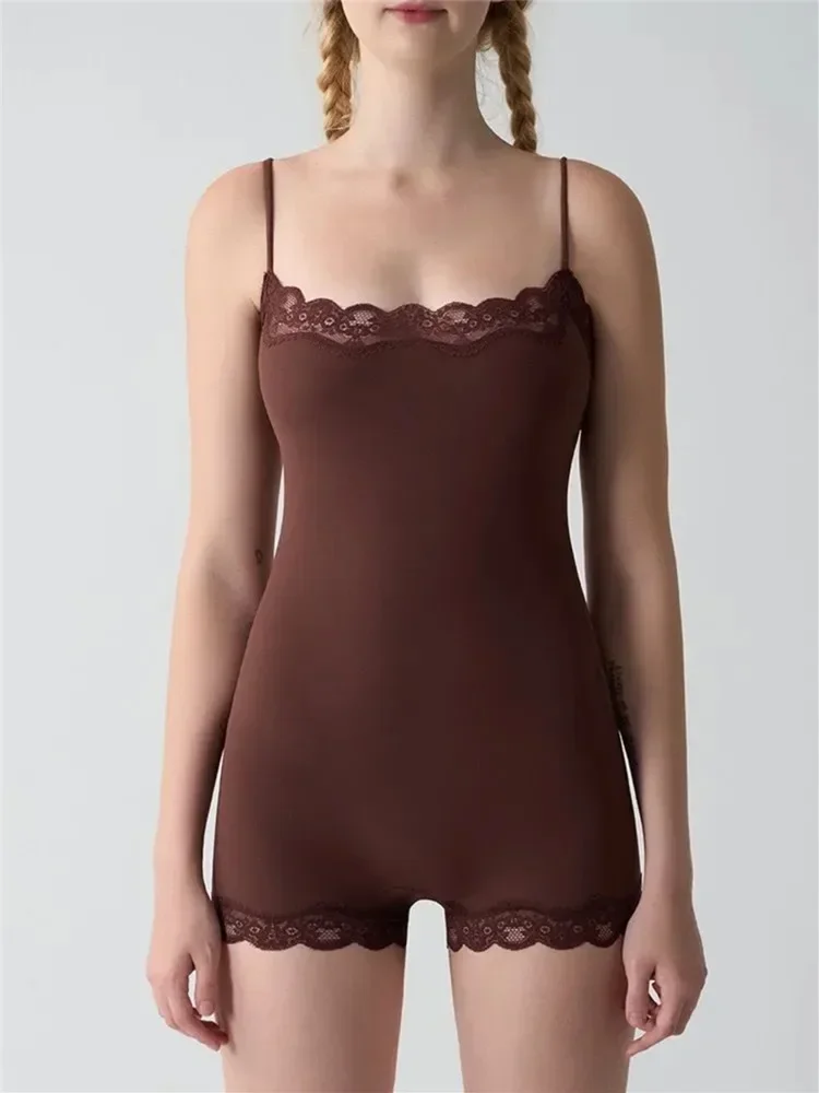 Chaxiaoa مثير السباغيتي حزام الدانتيل تقليم بسط Bodycon فستان المرأة موضة عارية الذراعين سليم صالح فستان شتاء جديد السروال القصير