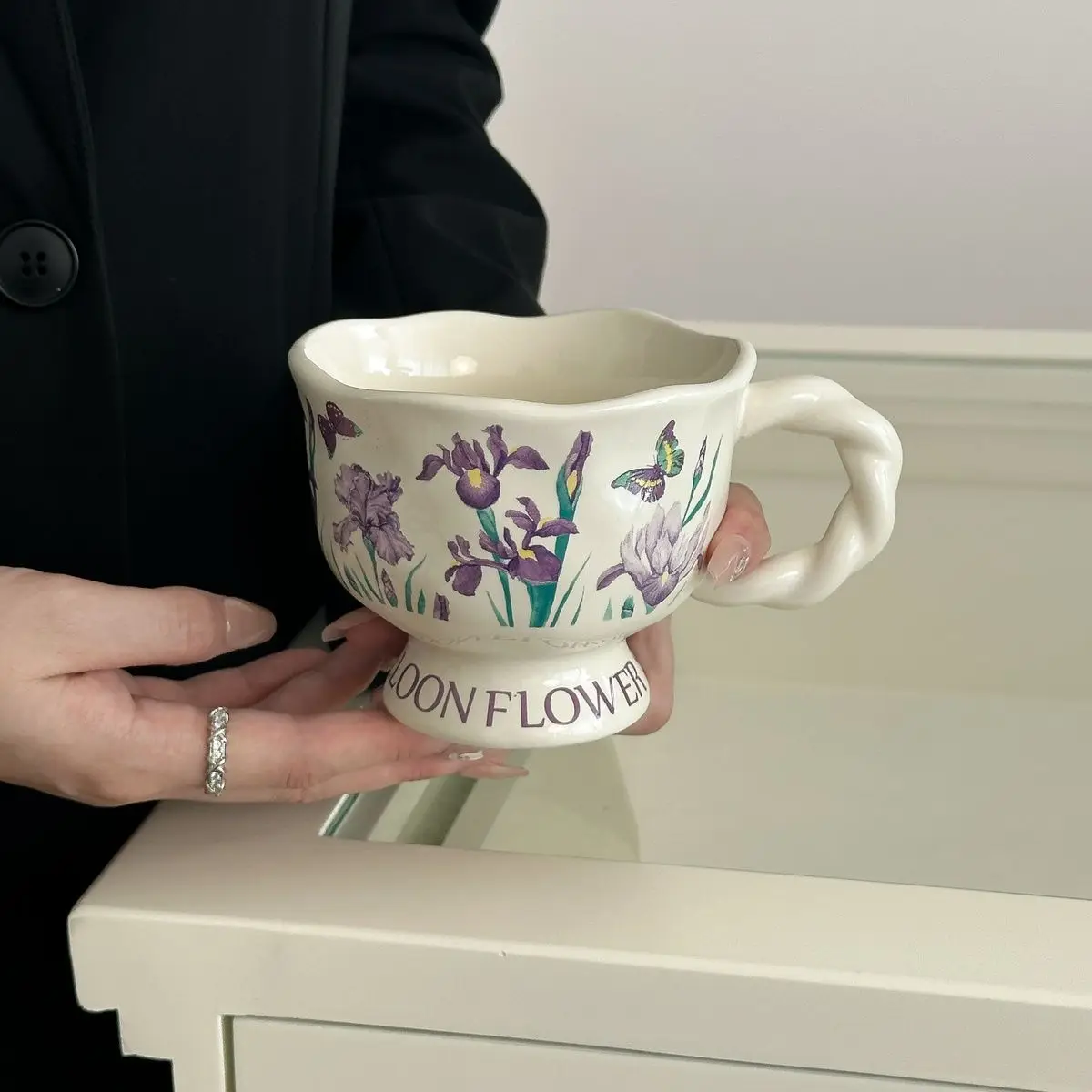 

Iris Lily Pattern Ceramic Mug, Twist Handle Ceramic Mug, Exquisite Embossed Mug, Suitable for Coffee Shop Latte Art Mug,