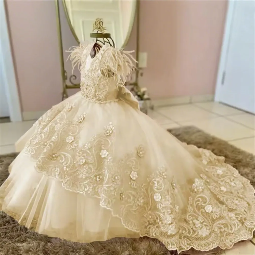 

Flower Girl Dress For Wedding Feather Applique Lace Pearls Sleeveless Bow Puffy Princess Kids Birthday First Communion Ball Gown