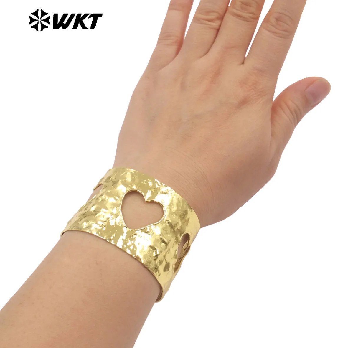 WT-JF381 Trendy Design 18K Gold Plated Yellow Brass Hollow Flower Heart Shape Bangle For Women Romantic Jewelry Accessory