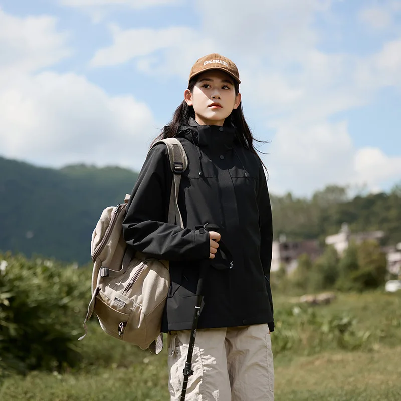 سترة نسائية مقاومة للرياح مقاومة للماء 2025 ملابس خارجية شتوية جديدة واقية عصرية متعددة الاستخدامات للتنقل معطف 2 في 1