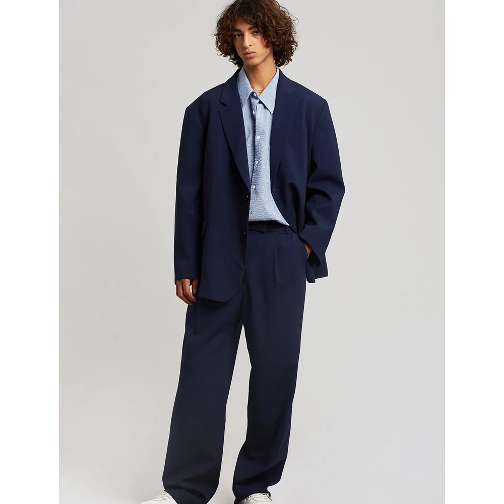 

Мужской костюм-двойка (пиджак и брюки) в темно-синем цвете, однобортный, с лацканами, свободного кроя, для офиса, повседневной носки и торжественных мероприятий.