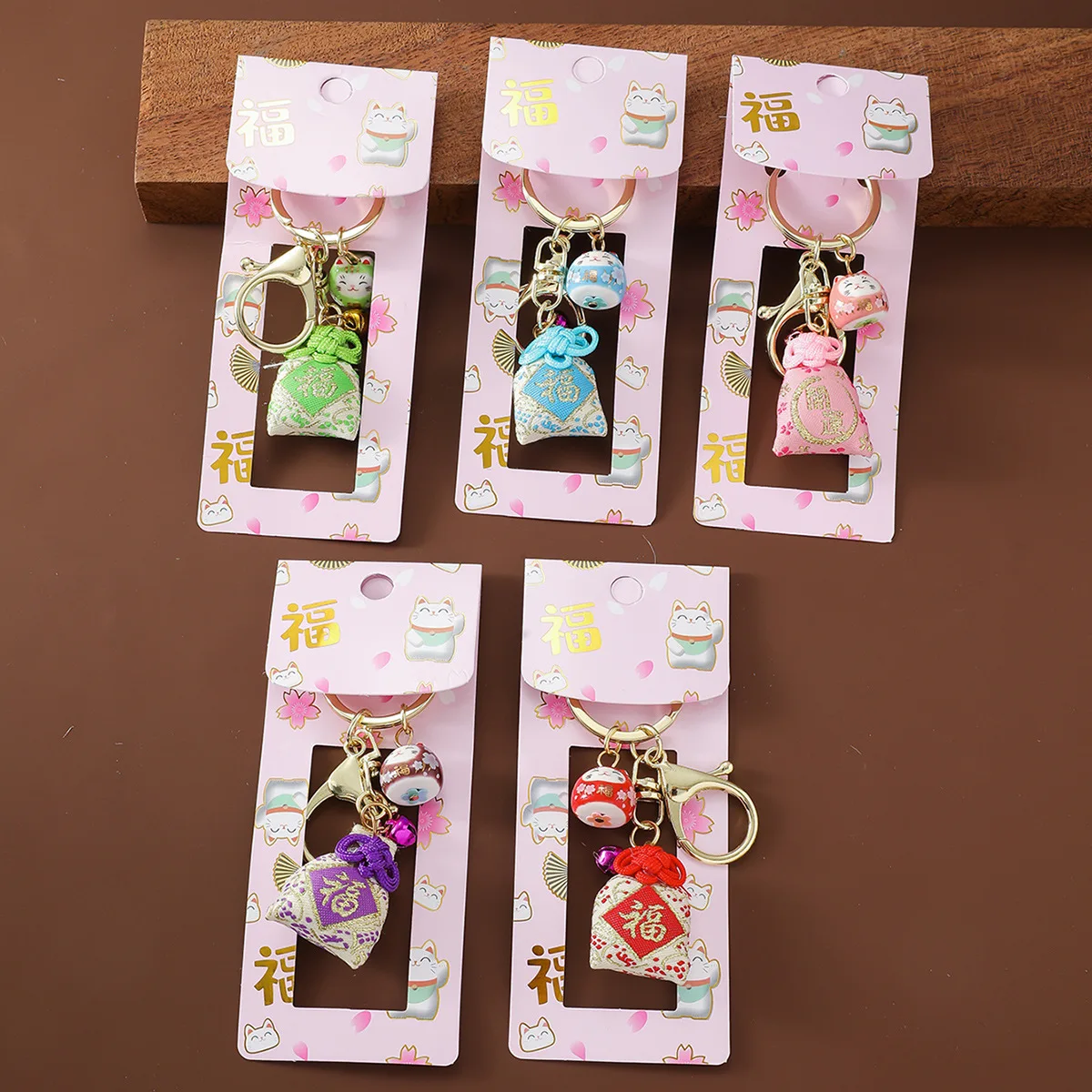 Llavero Maneki-neko de estilo japonés, colgante con dije de bolso con campana, accesorio de bolso Omamori de la suerte de siete colores para buena suerte