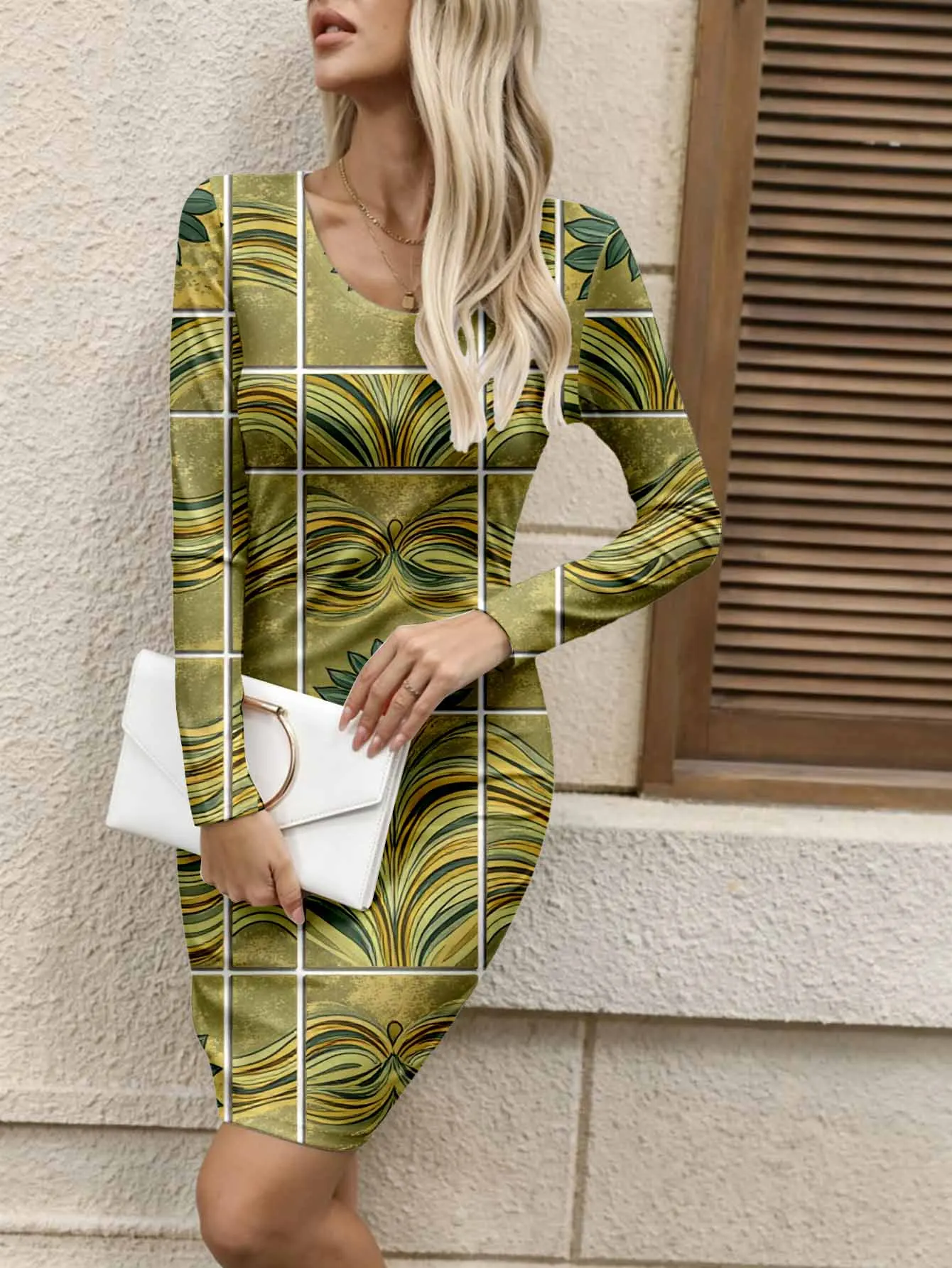 Long sleeved hip hugging short skirt, minimalist design creates a refined atmosphere for wearing