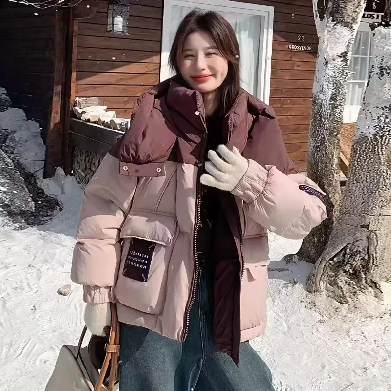 เสื้อแจ็คเก็ตผ้าฝ้ายขนเป็ดคุณภาพสูง ปี 2025 สำหรับผู้หญิง ทรงสั้น สไตล์ลำลอง เข้าได้กับทุกชุด มีฮู้ด ทรงหลวม หนา อุ่น เสื้อคลุมกันหนาวสำหรับผู้หญิง