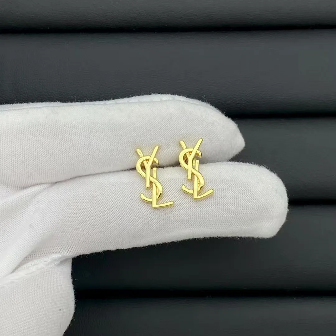 أقراط نسائية بسيطة وعصرية بأحرف أبجدية؛ أقراط مرصعة متعددة الاستخدامات ورائعة ذات تصميم فاخر وعالي